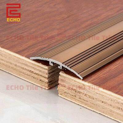 مقسم من الخشب الصلب إلى البلاط بنفس ارتفاع شرائط الانتقال للأرضية